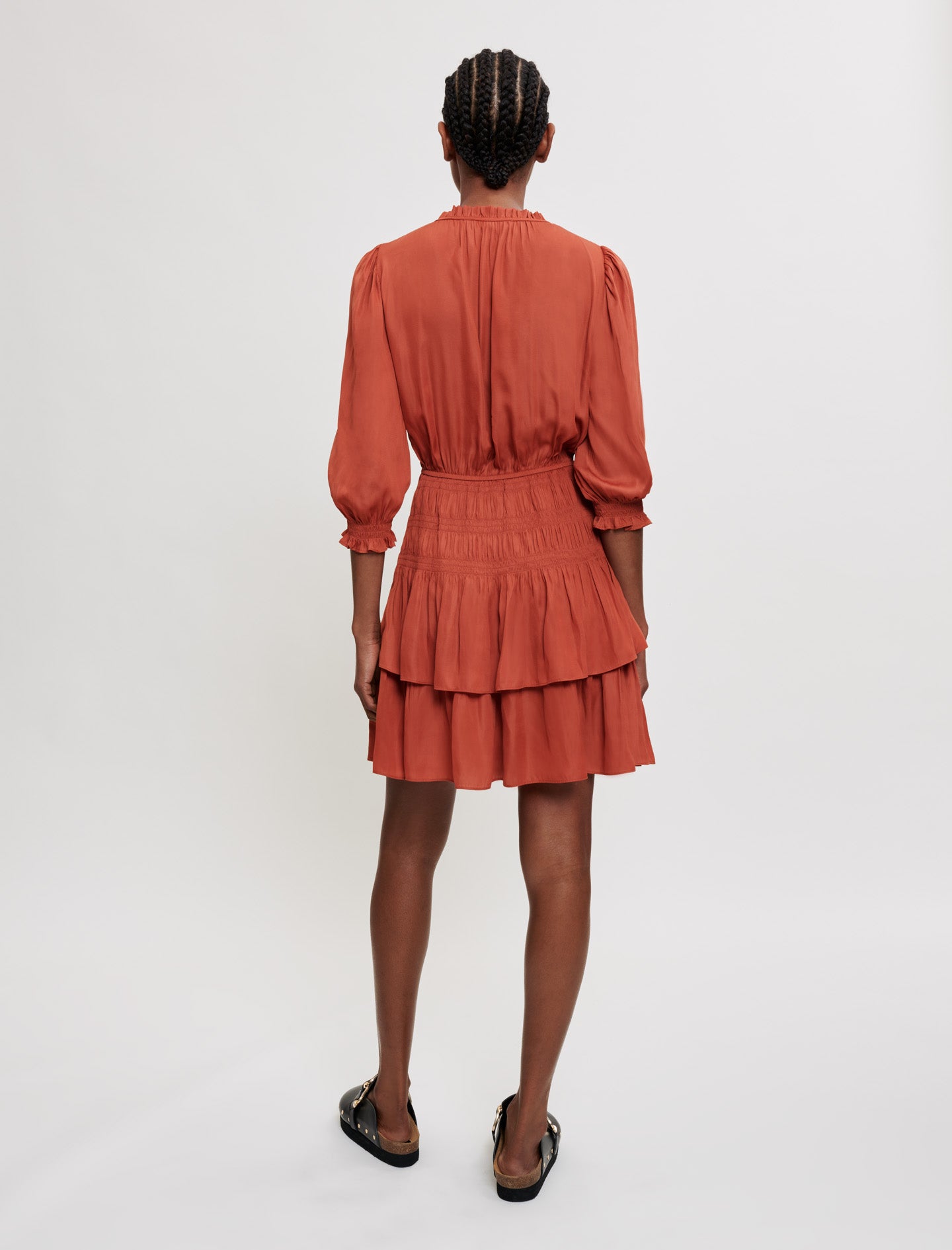 Vestido de raso entallado con volantes