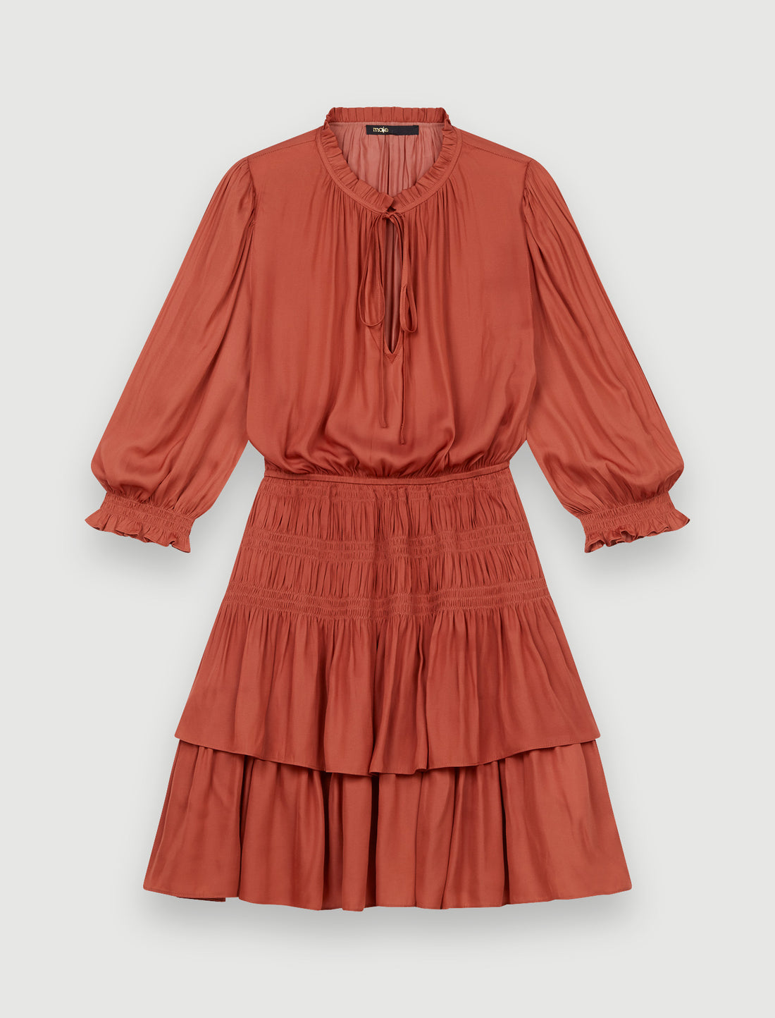 Vestido de raso entallado con volantes