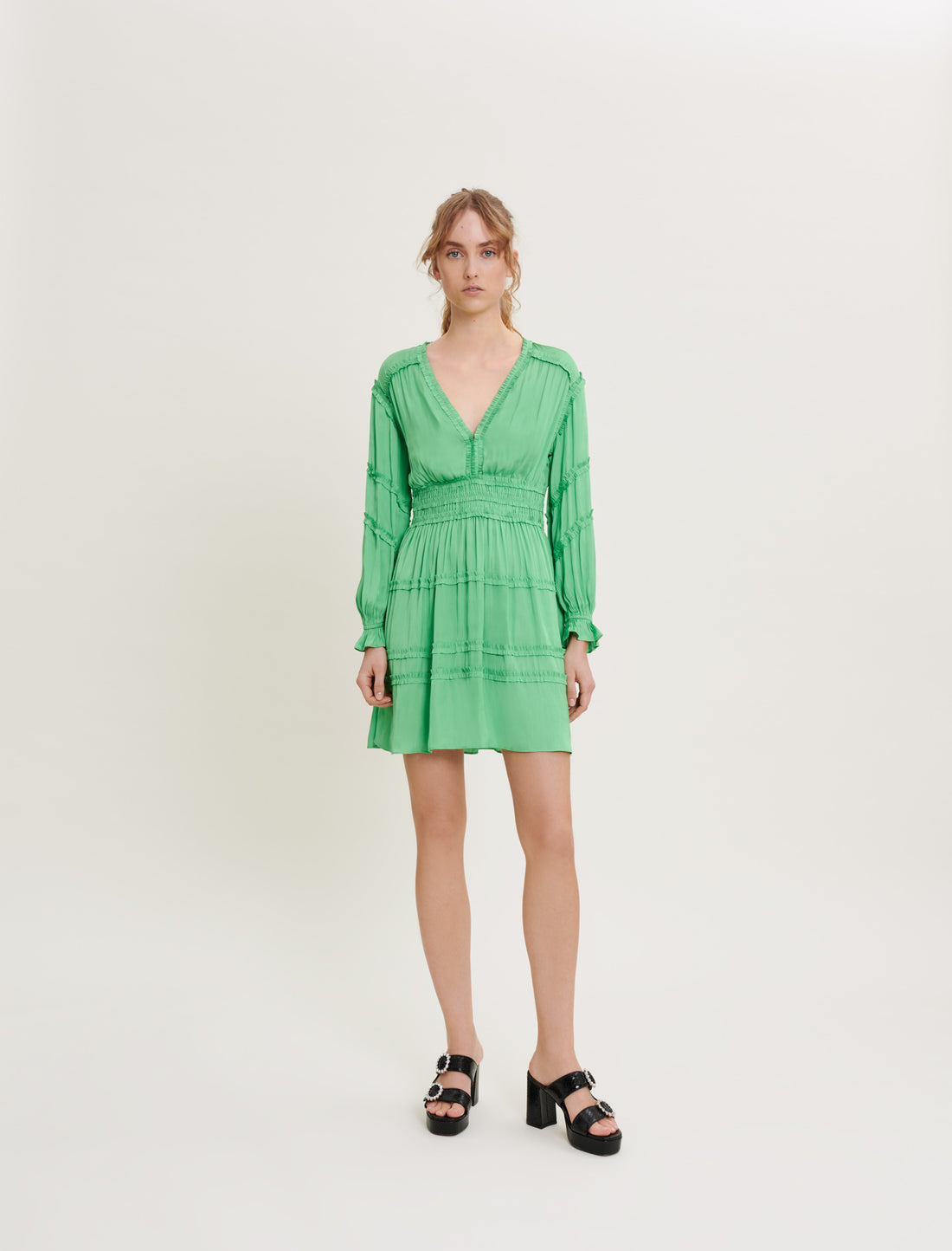 Vestido de raso con volantes