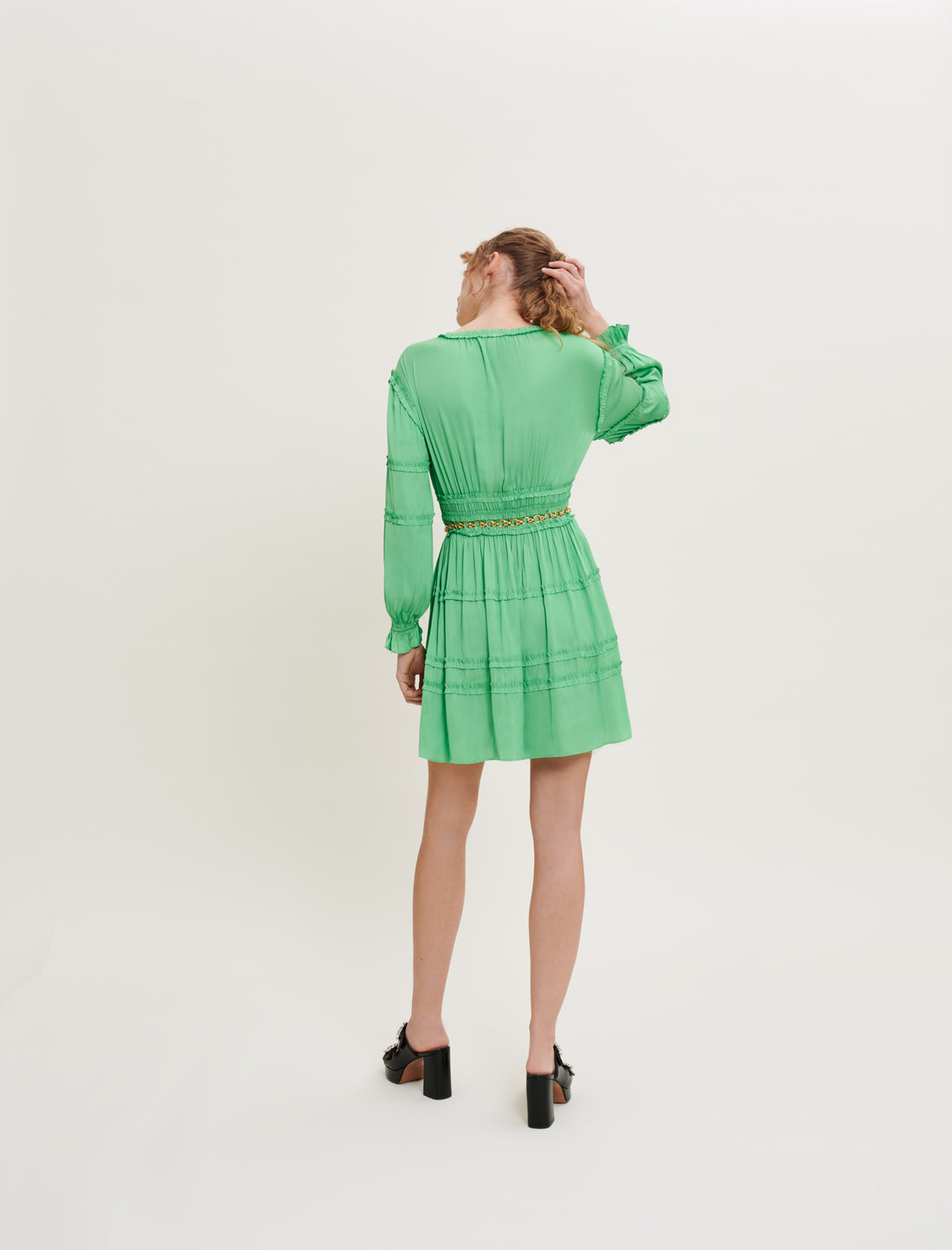 Vestido de raso con volantes