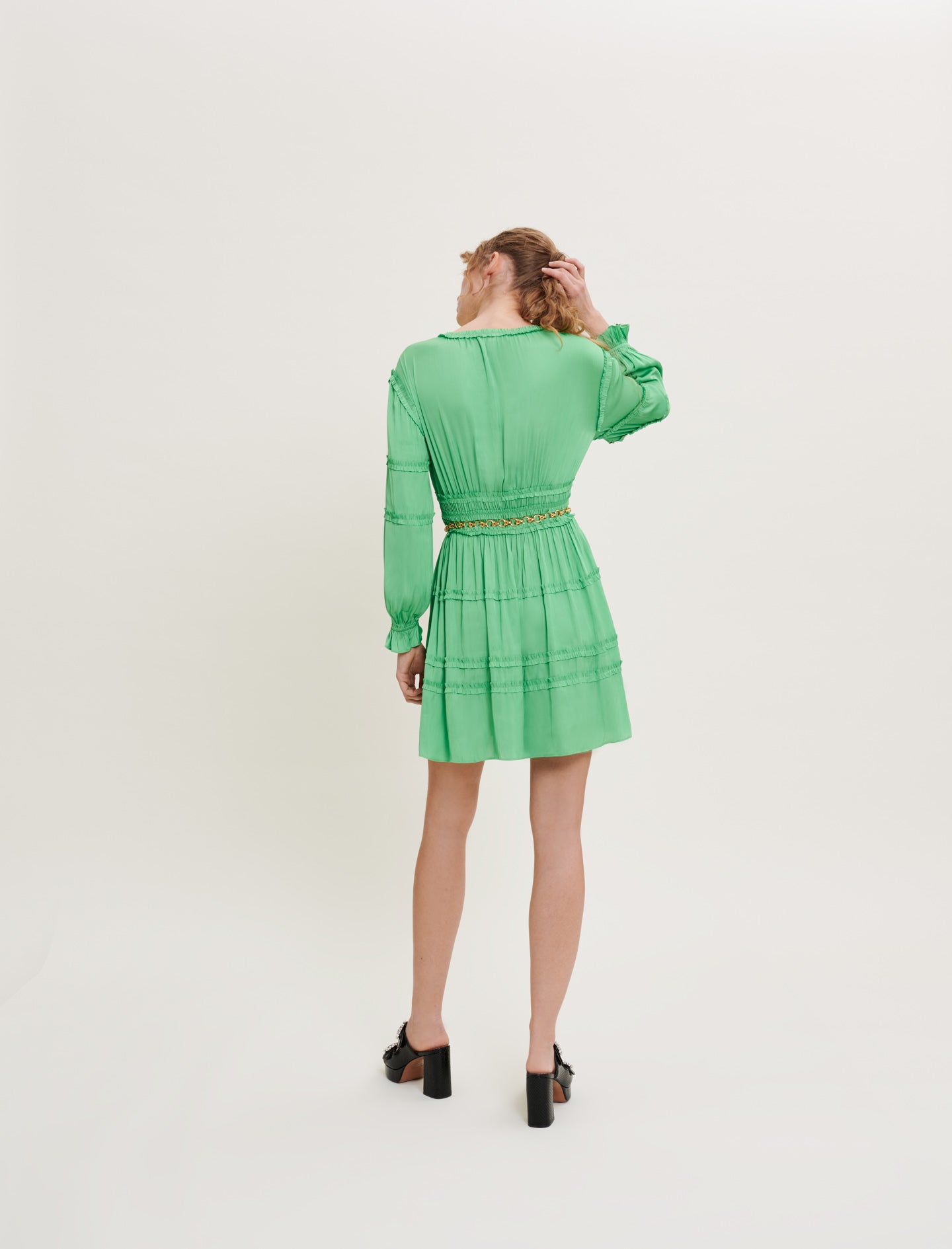 Vestido de raso con volantes