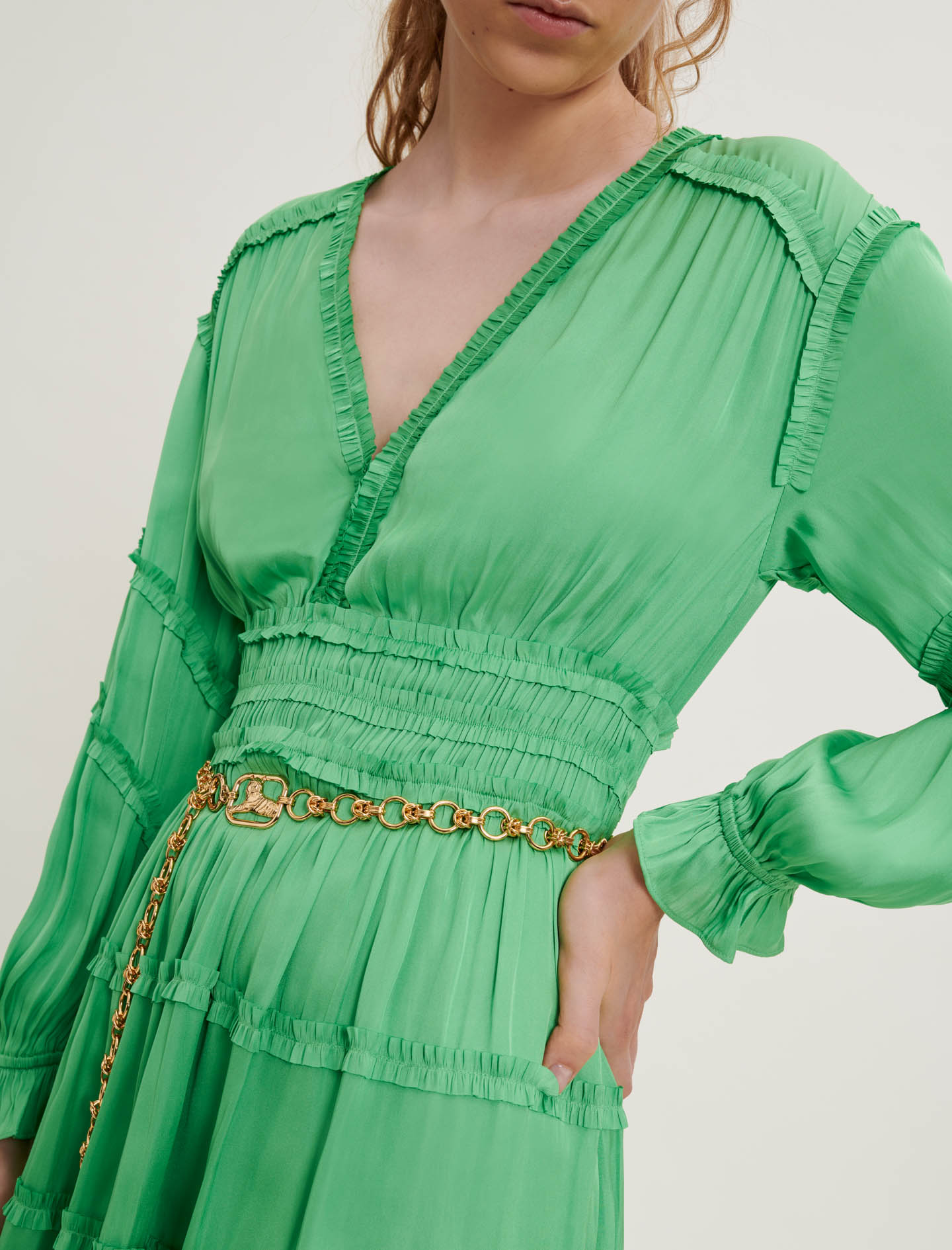 Vestido de raso con volantes