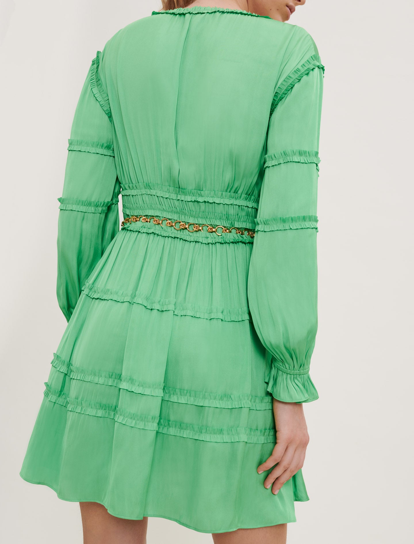 Vestido de raso con volantes