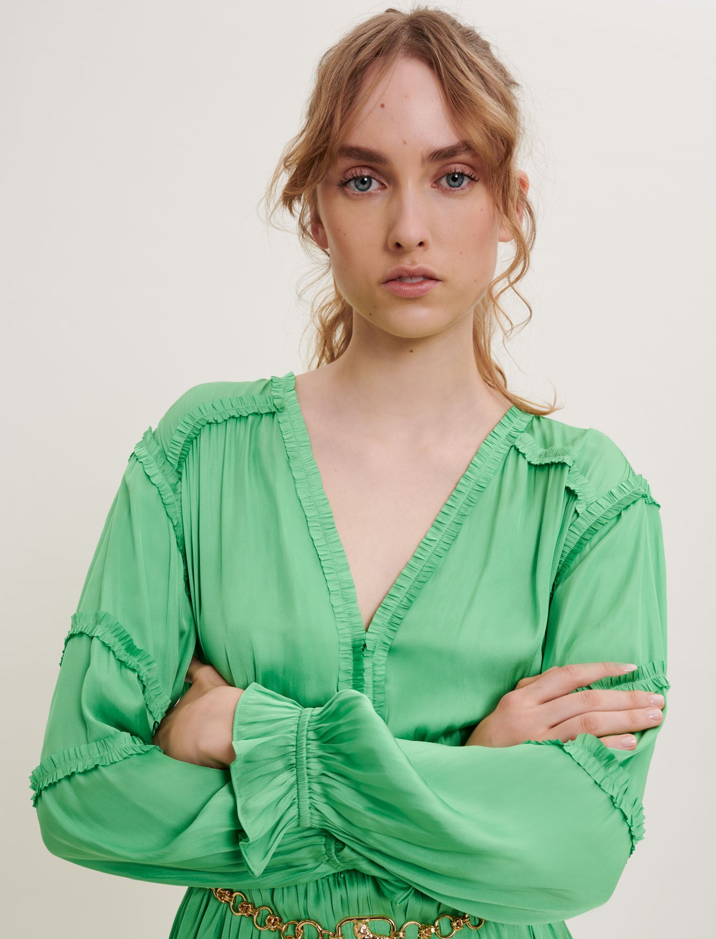 Vestido de raso con volantes