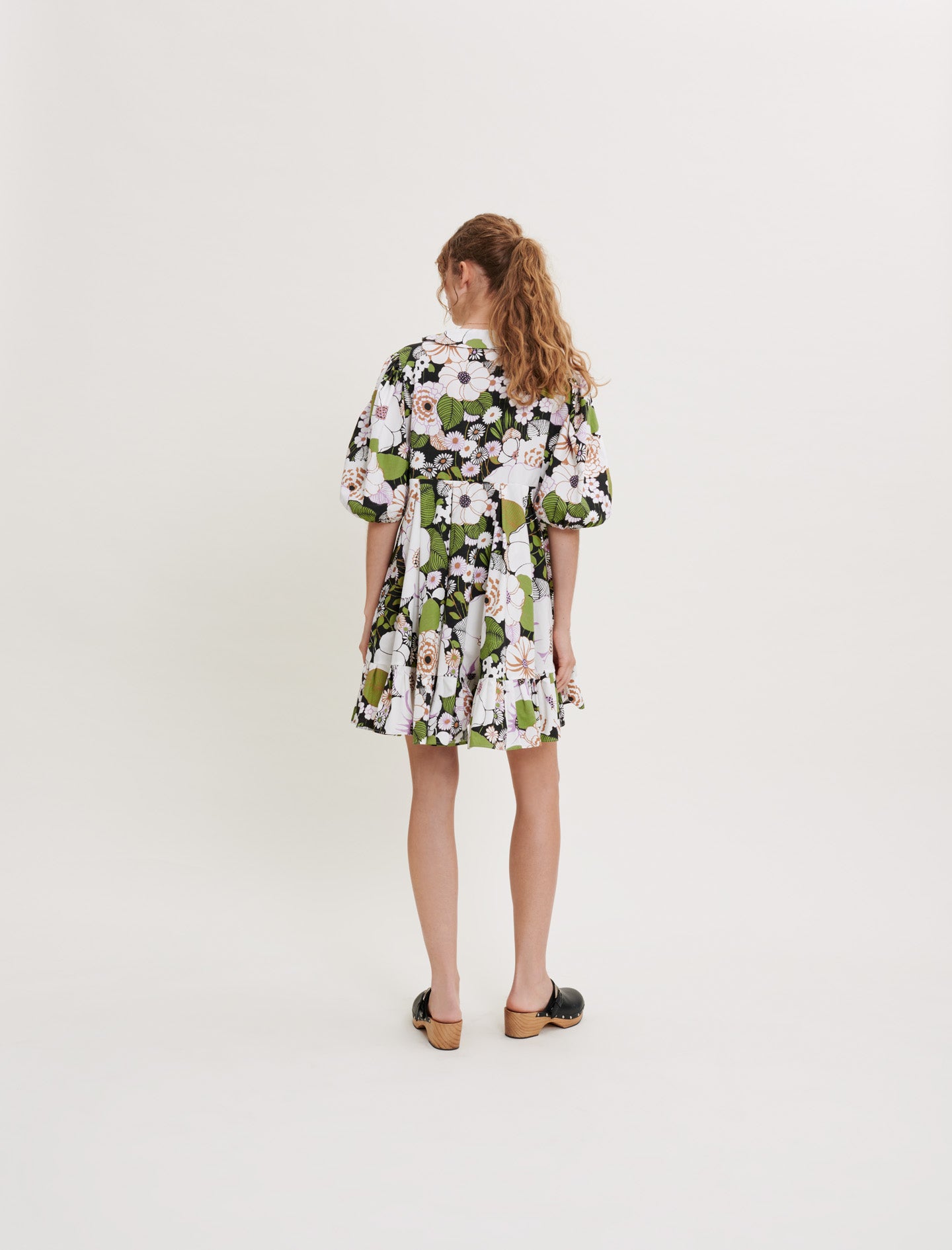 Vestido con estampado floral setentero