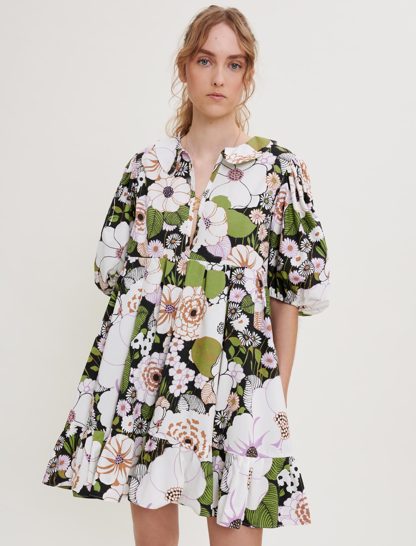 Vestido con estampado floral setentero