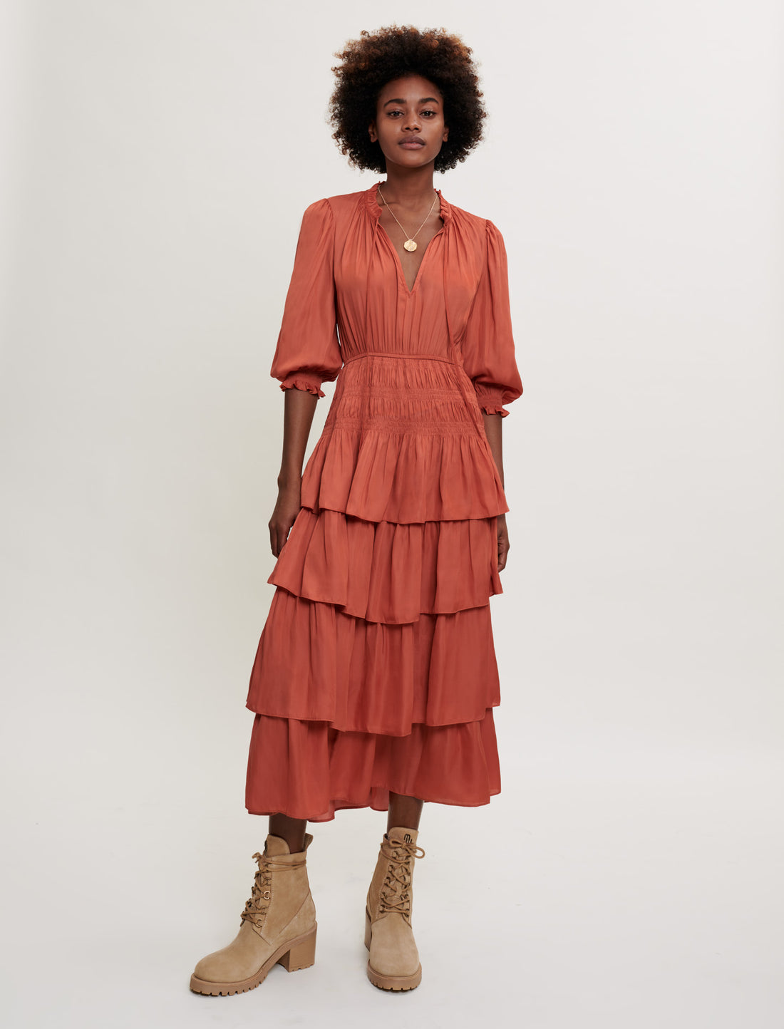 Vestido entallado de raso con volantes