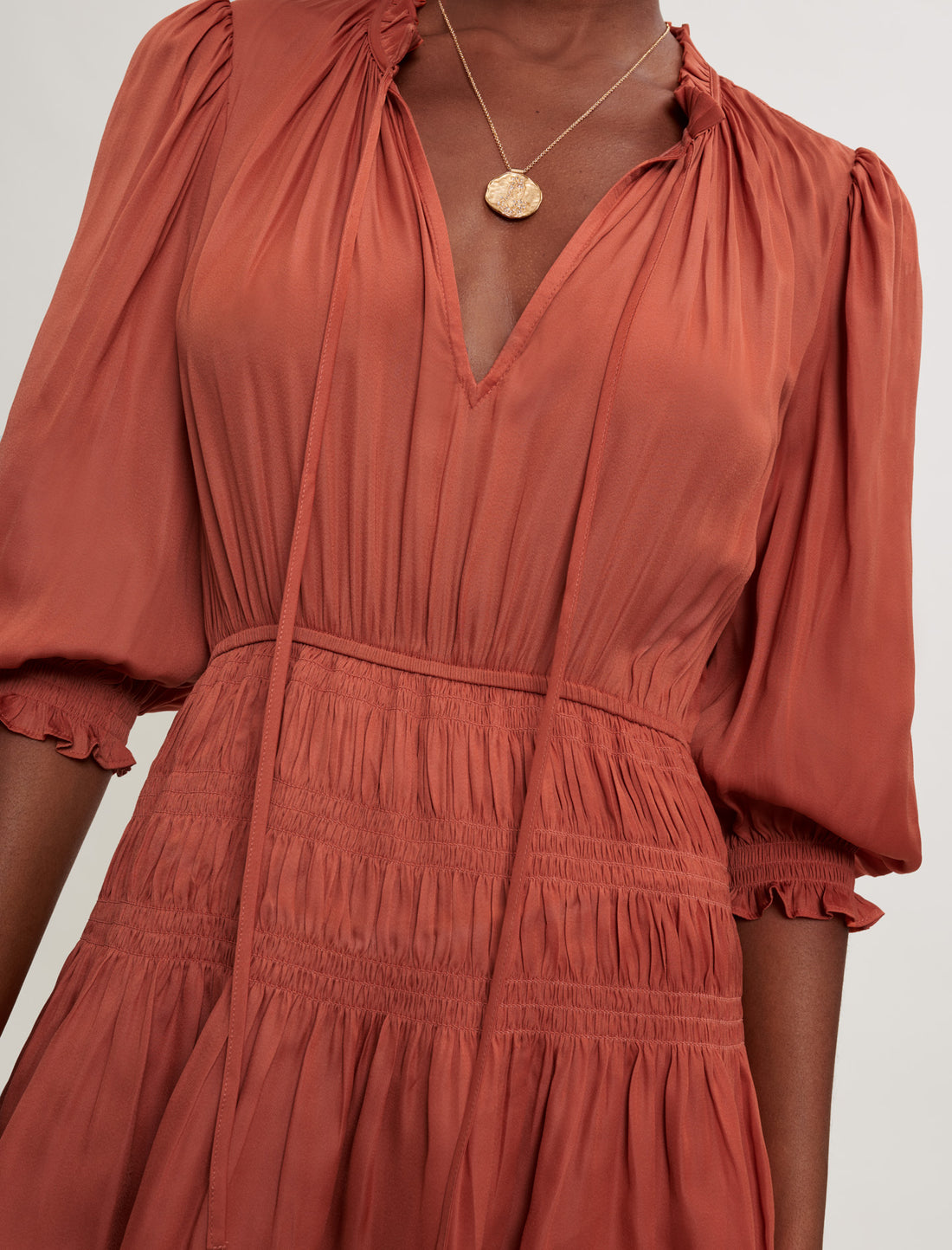 Vestido entallado de raso con volantes