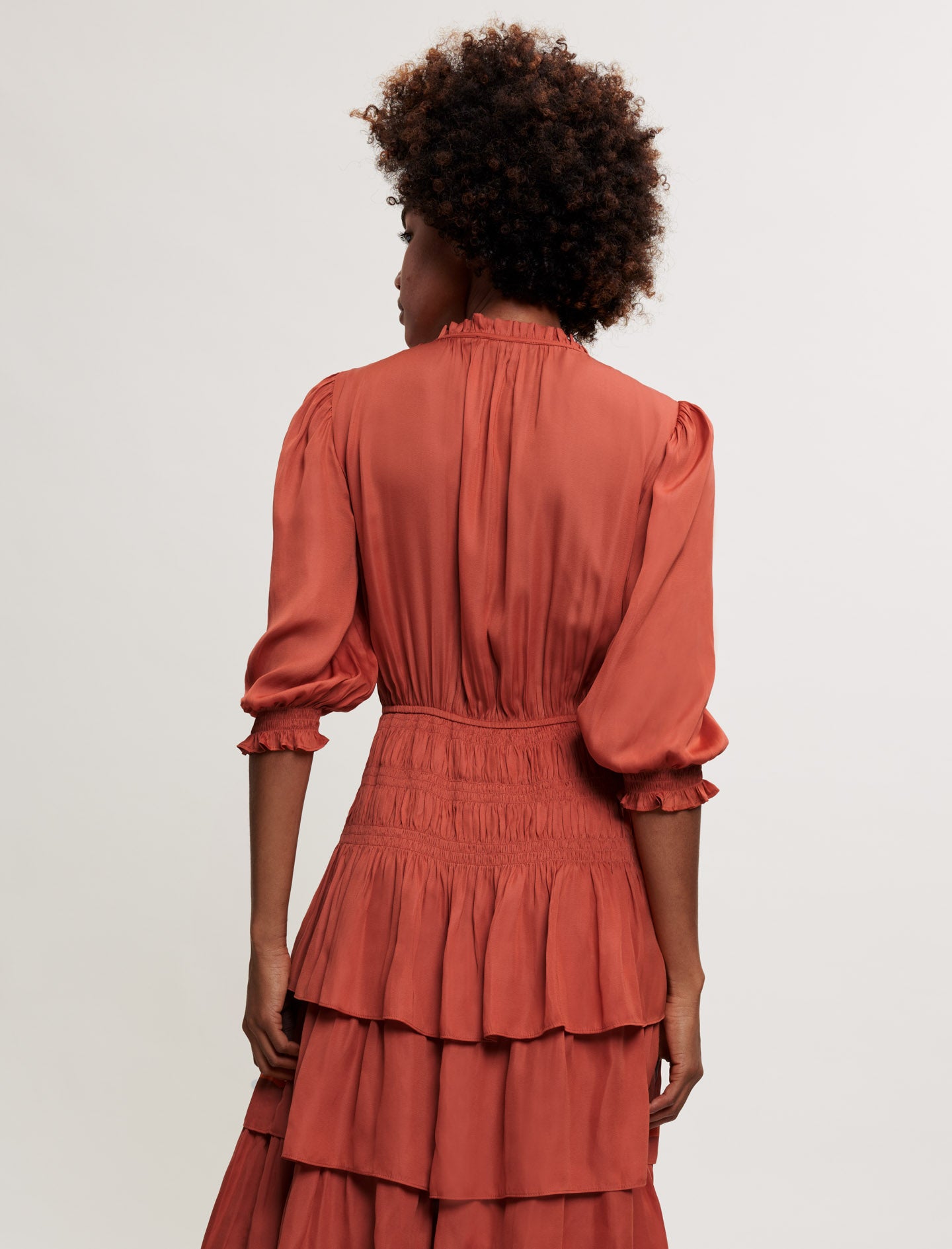 Vestido entallado de raso con volantes