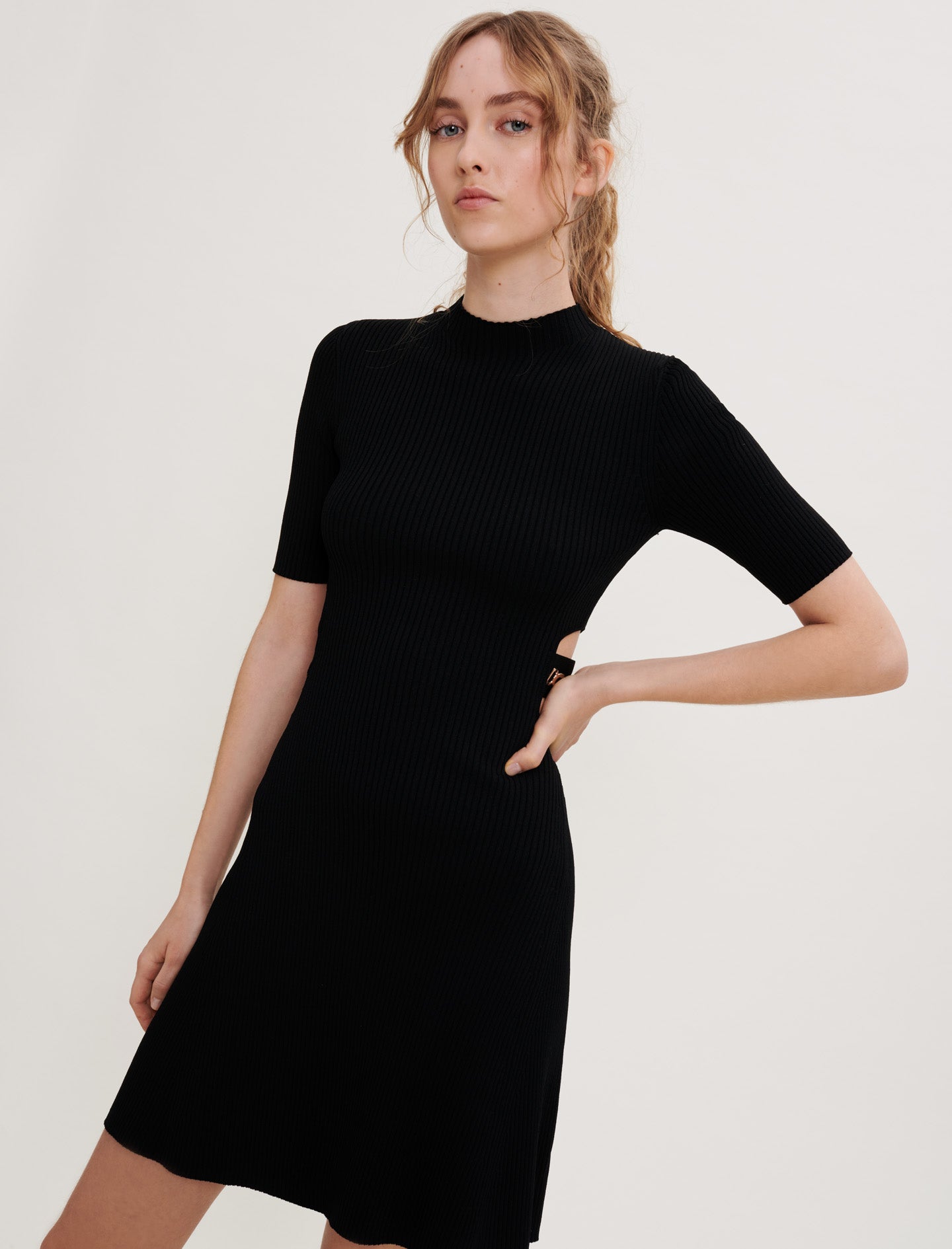 Vestido de punto abierto en la cintura