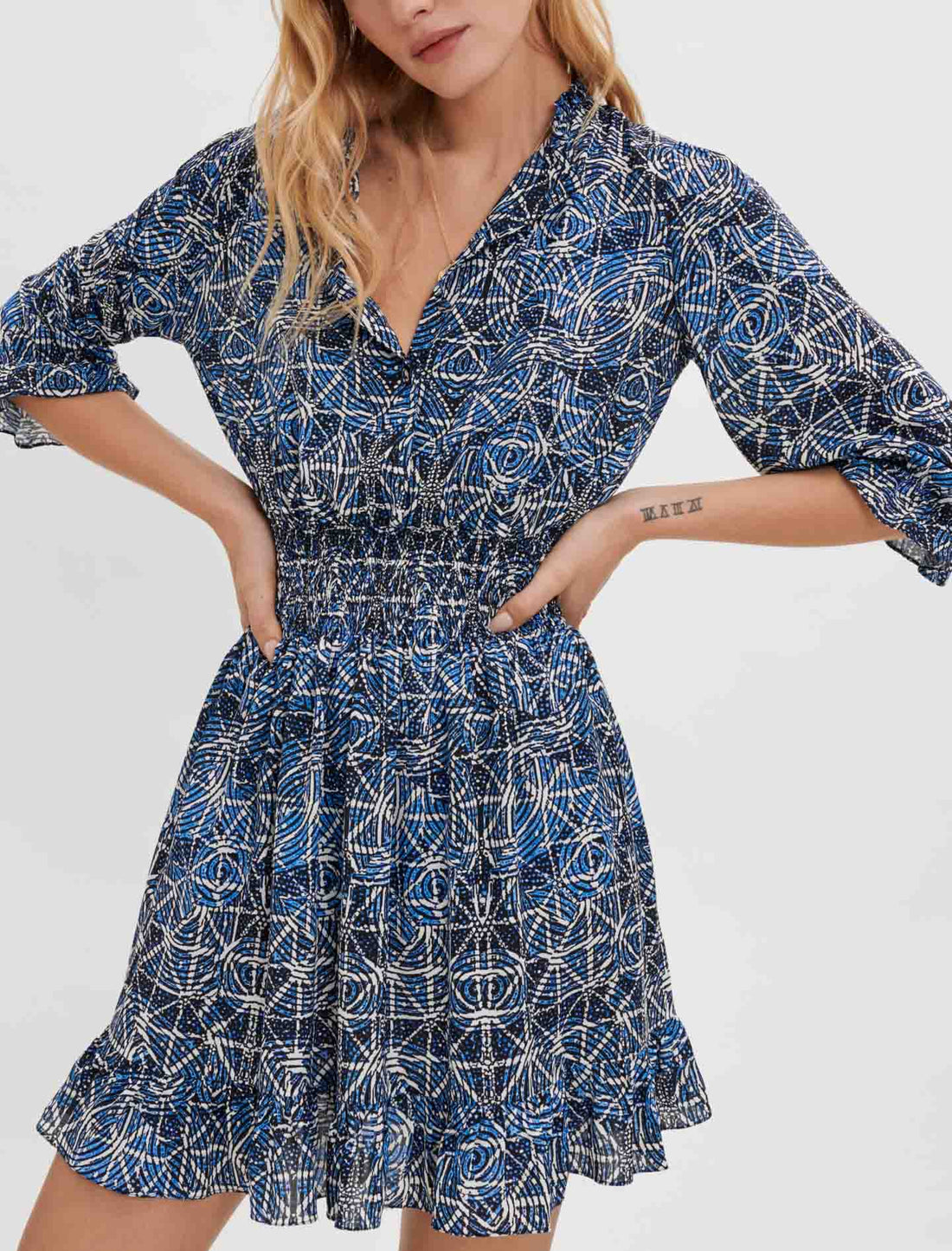 Vestido con frunces de viscosa estampada