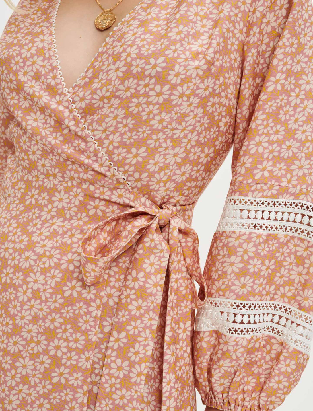 Vestido cruzado estampado con tiras