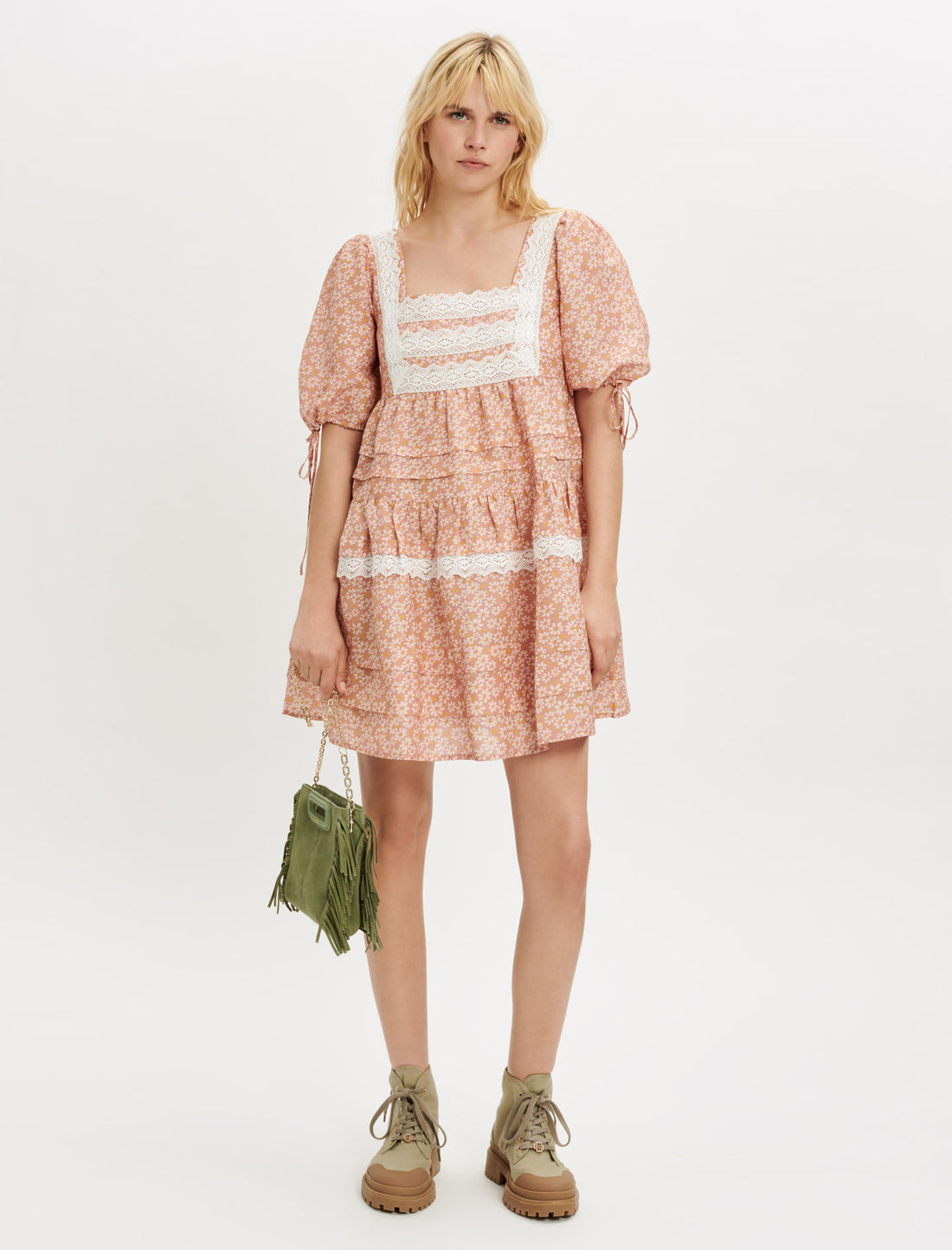 Vestido estampado con tiras de encaje