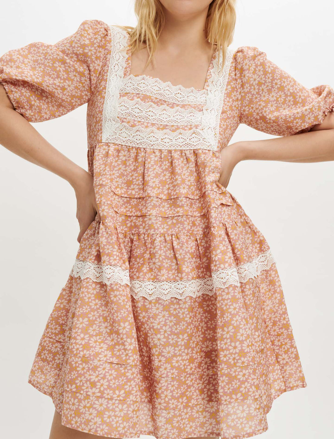 Vestido estampado con tiras de encaje
