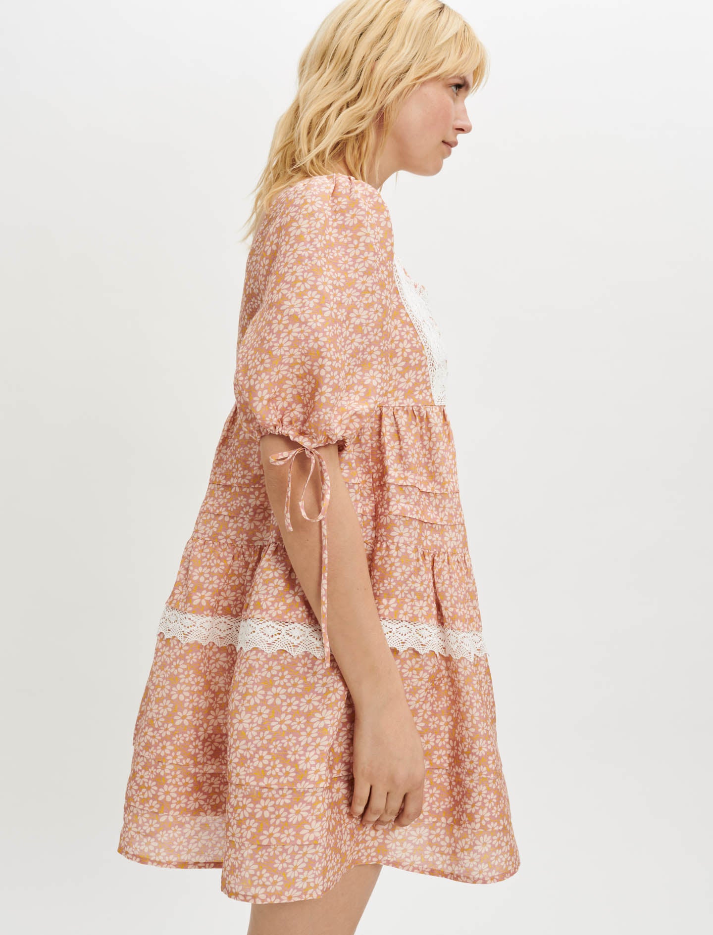 Vestido estampado con tiras de encaje