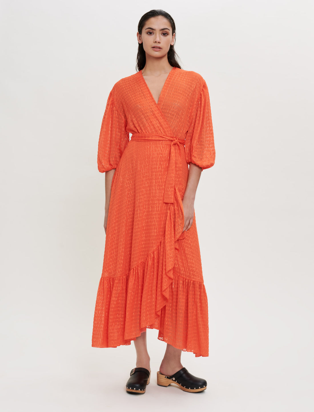 Vestido cruzado con volantes