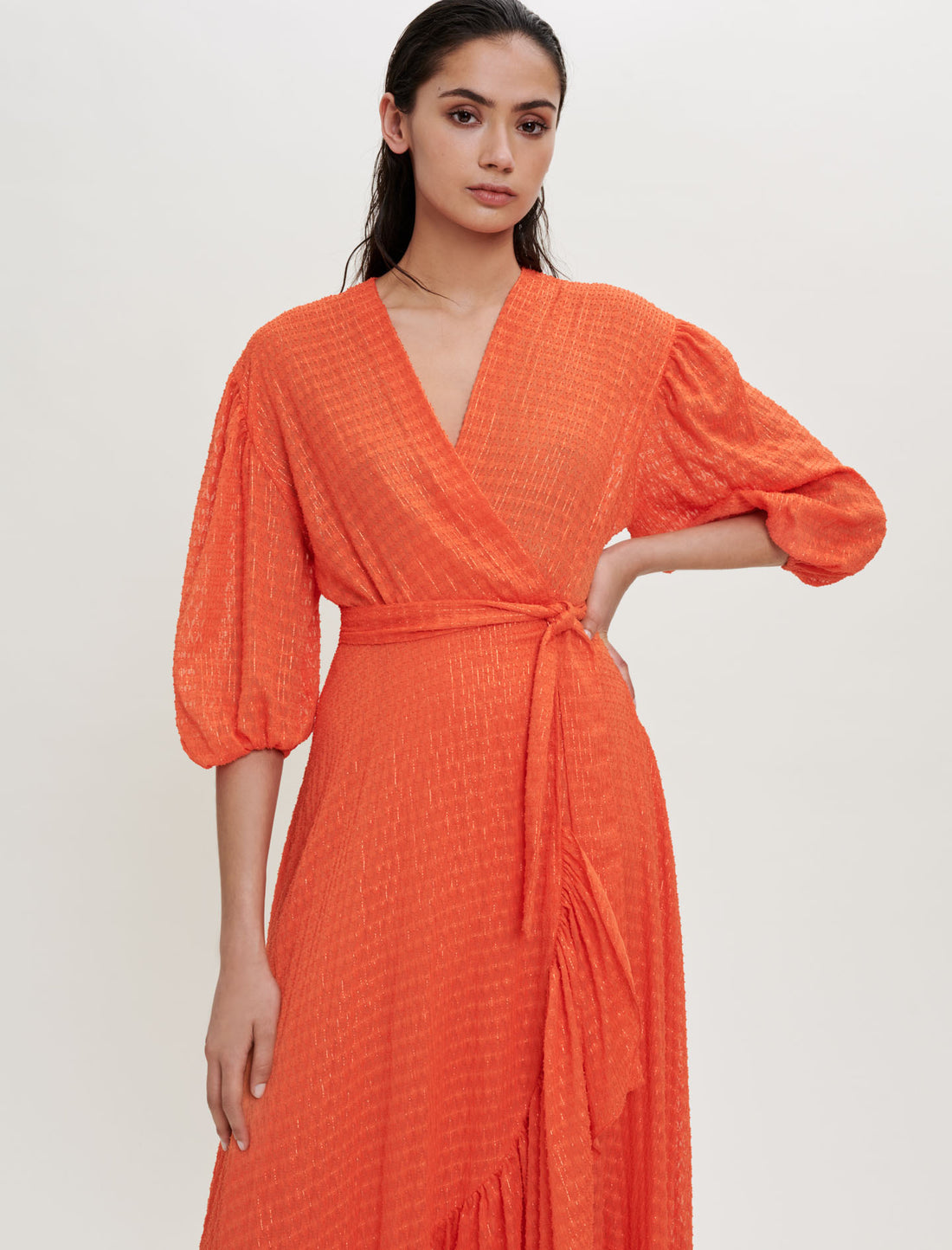 Vestido cruzado con volantes