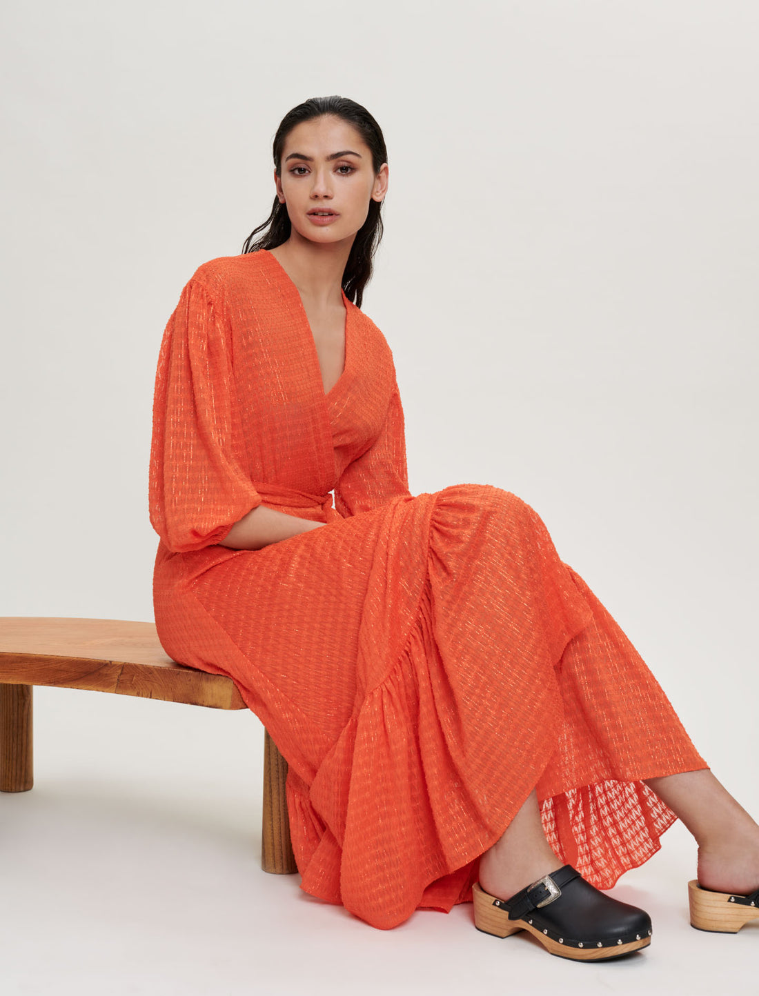Vestido cruzado con volantes