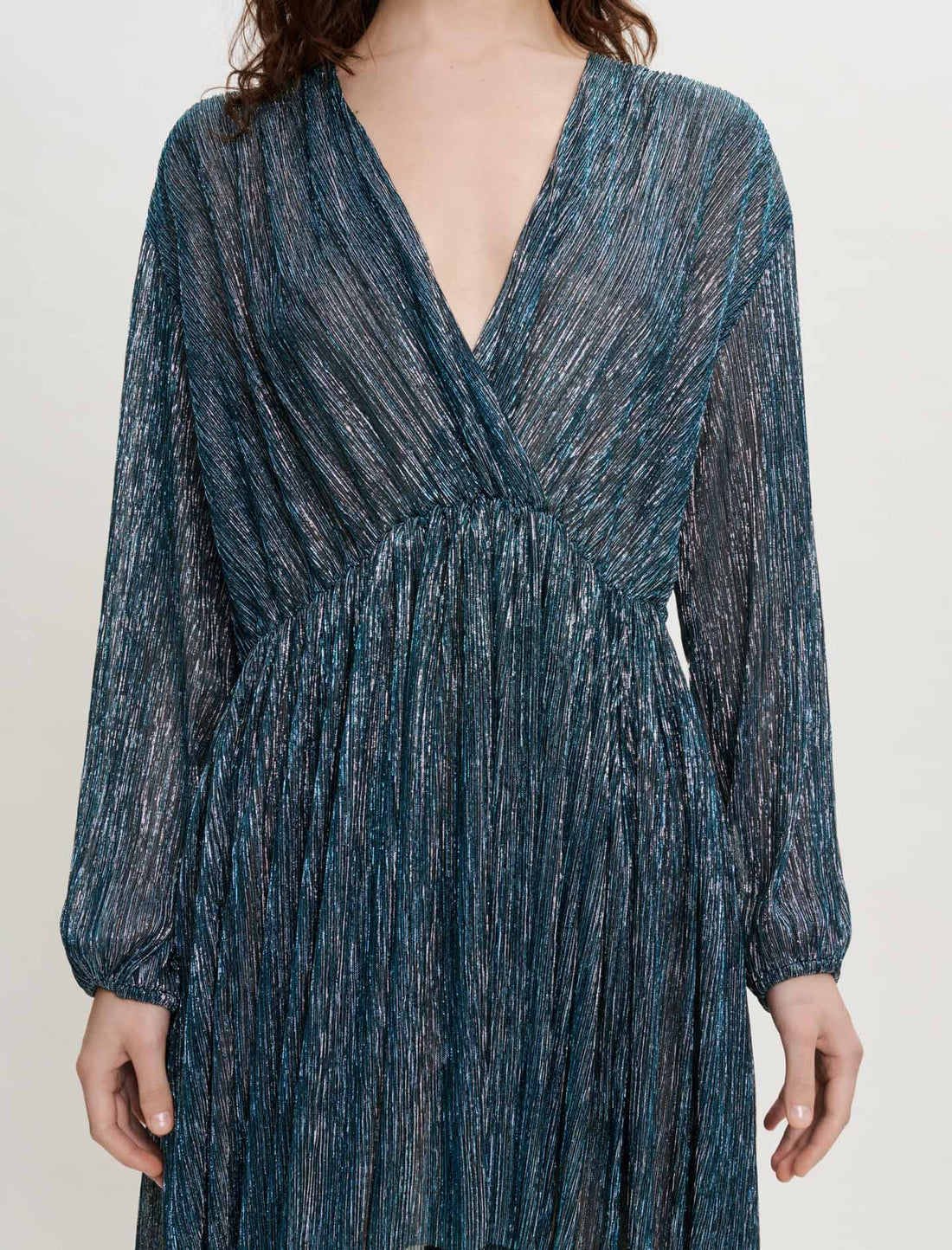 Vestido totalmente plisado con brillo