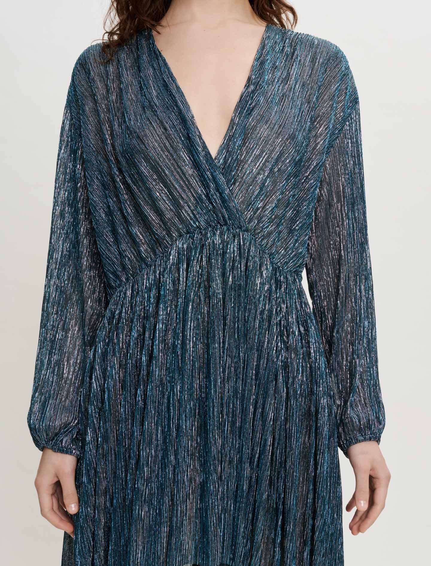 Vestido totalmente plisado con brillo