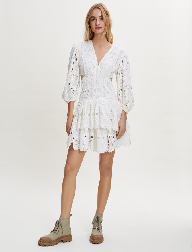 Vestido de guipur abierto en la cintura