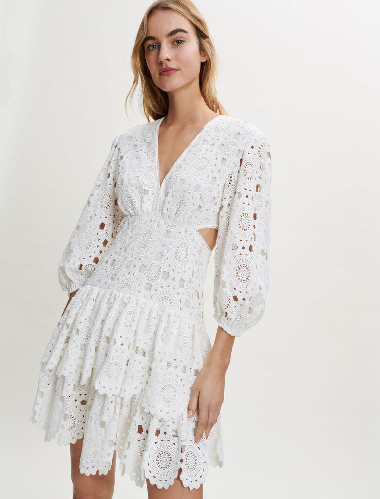Vestido de guipur abierto en la cintura