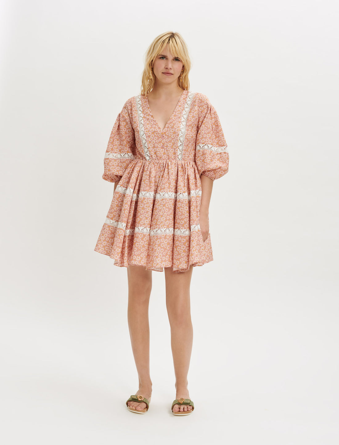 Vestido estampado con encaje