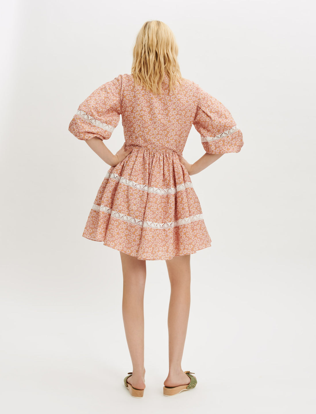 Vestido estampado con encaje