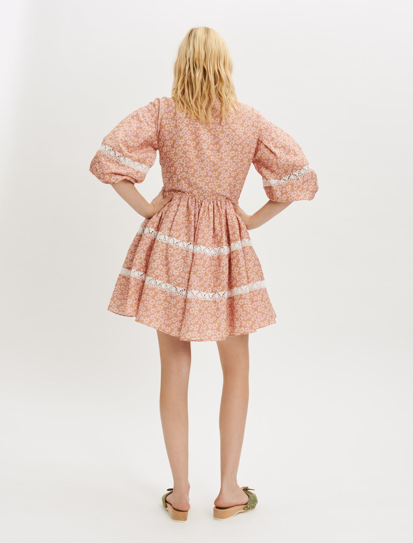 Vestido estampado con encaje