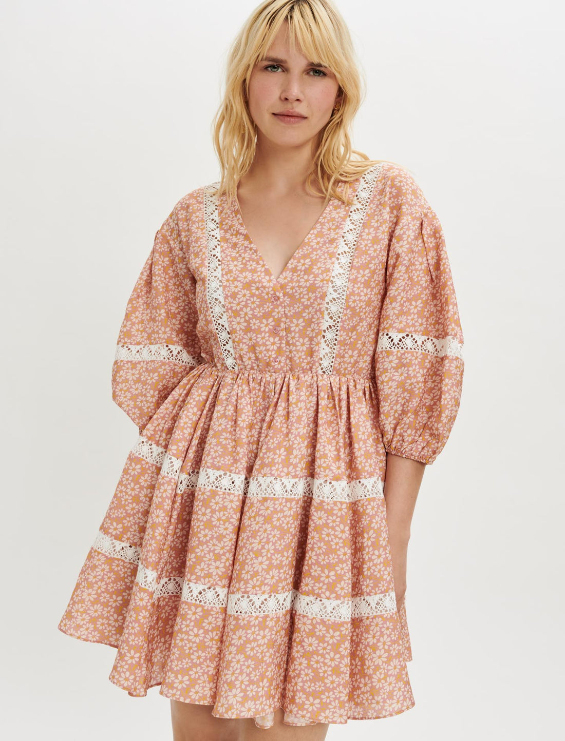 Vestido estampado con encaje