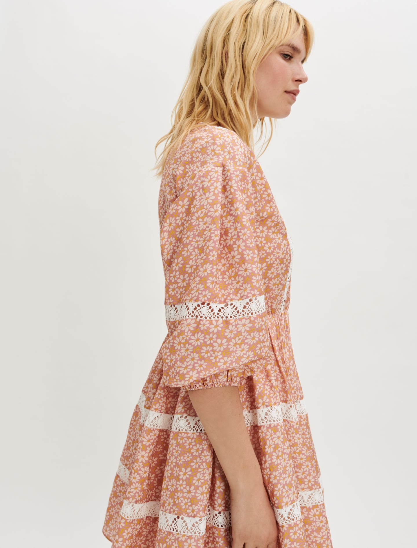 Vestido estampado con encaje
