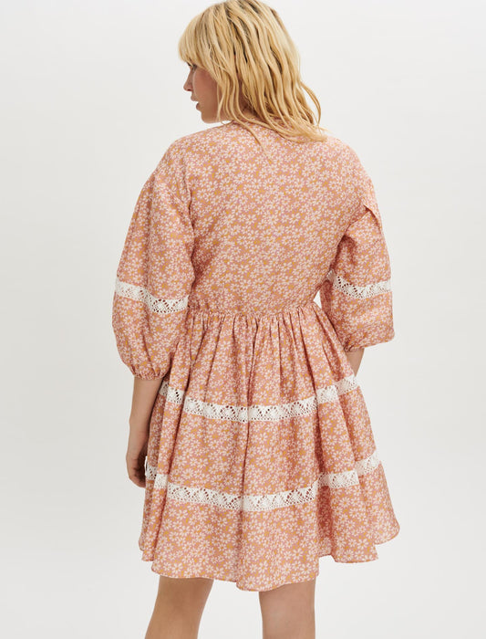 Vestido estampado con encaje
