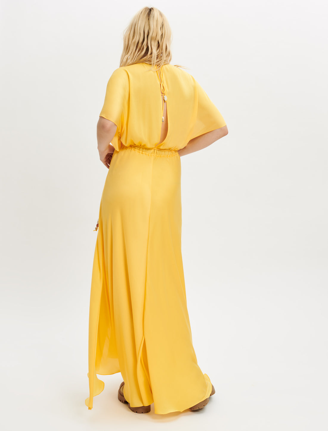 Vestido pañuelo de raso y cuentas