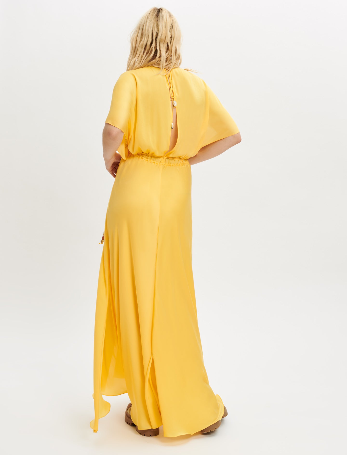 Vestido pañuelo de raso y cuentas