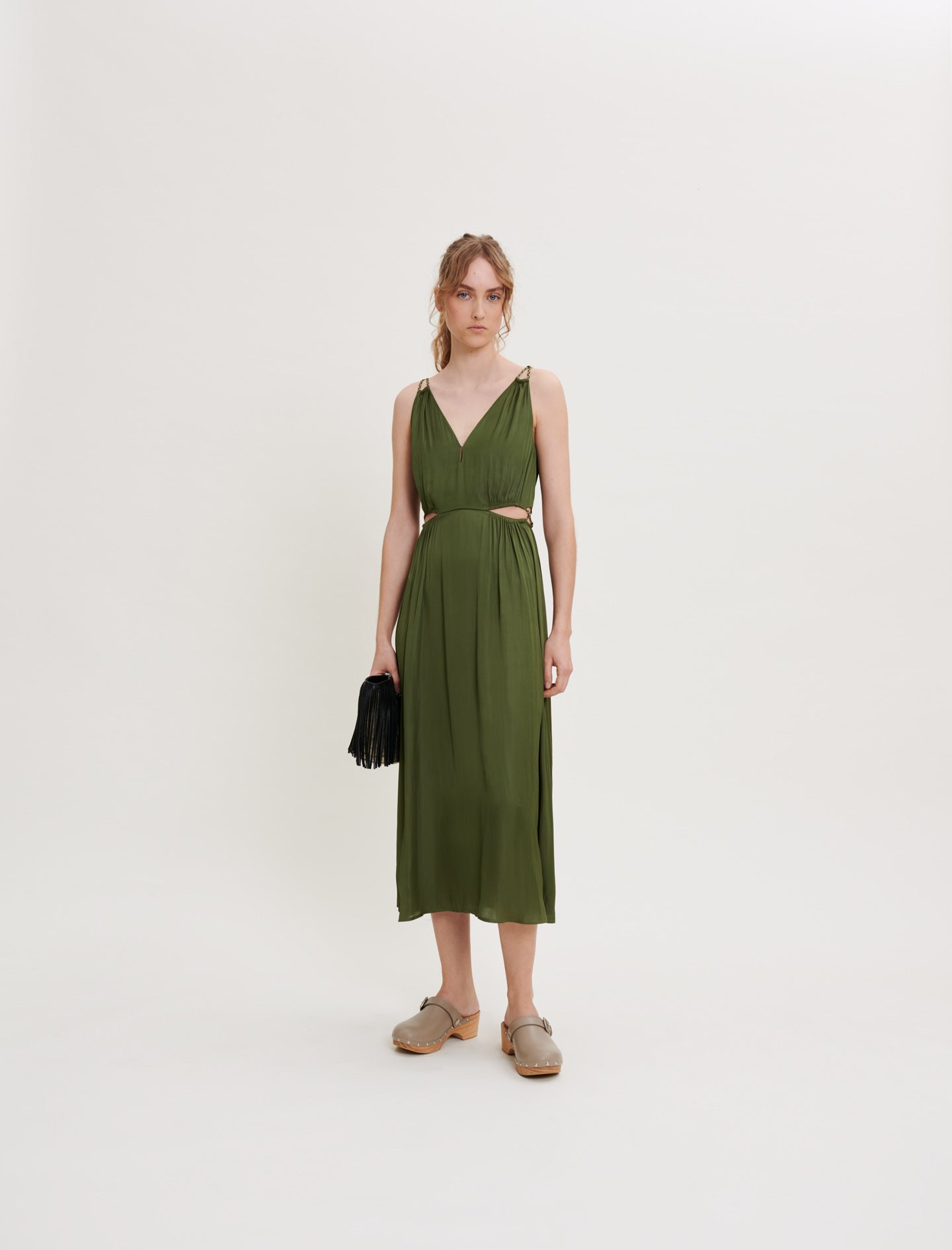 Vestido de raso abierto en la cintura