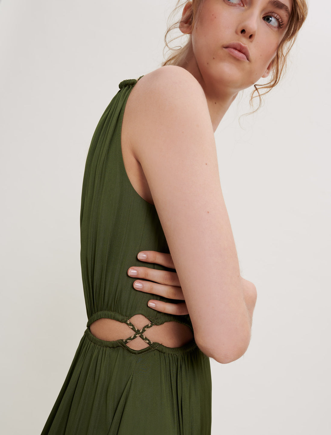 Vestido de raso abierto en la cintura