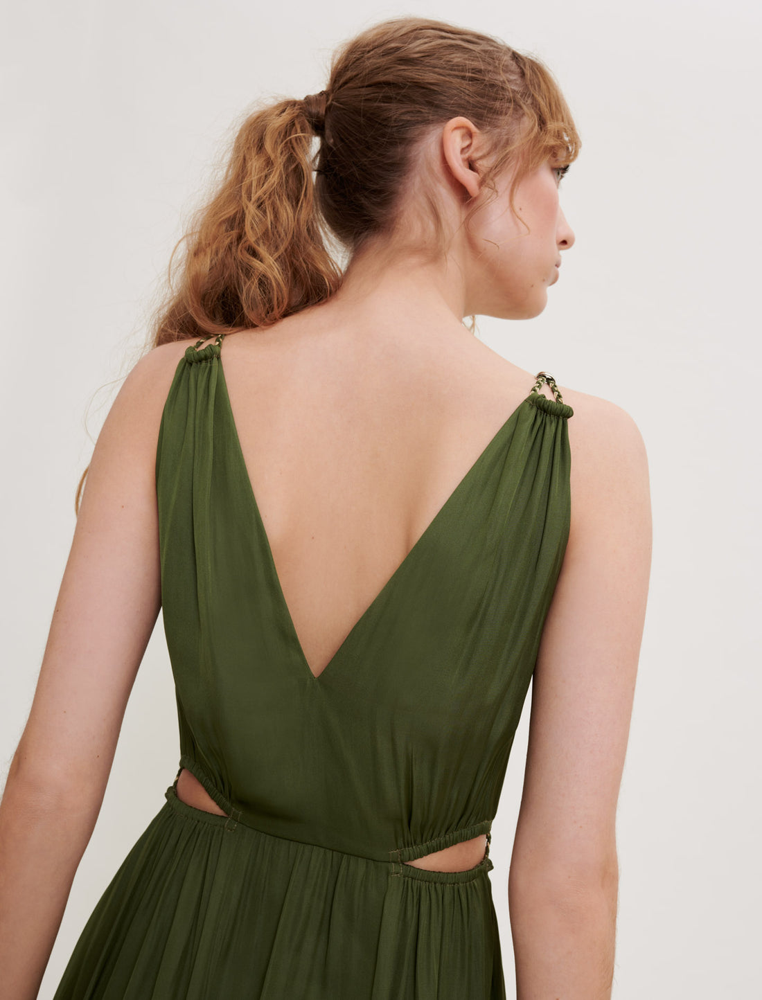 Vestido de raso abierto en la cintura