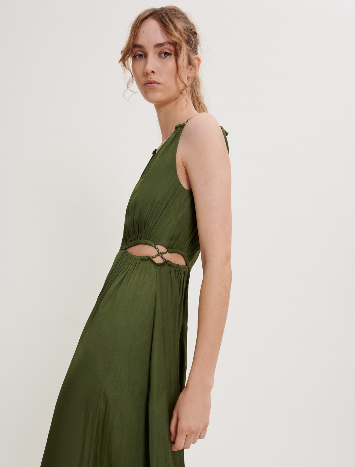 Vestido de raso abierto en la cintura