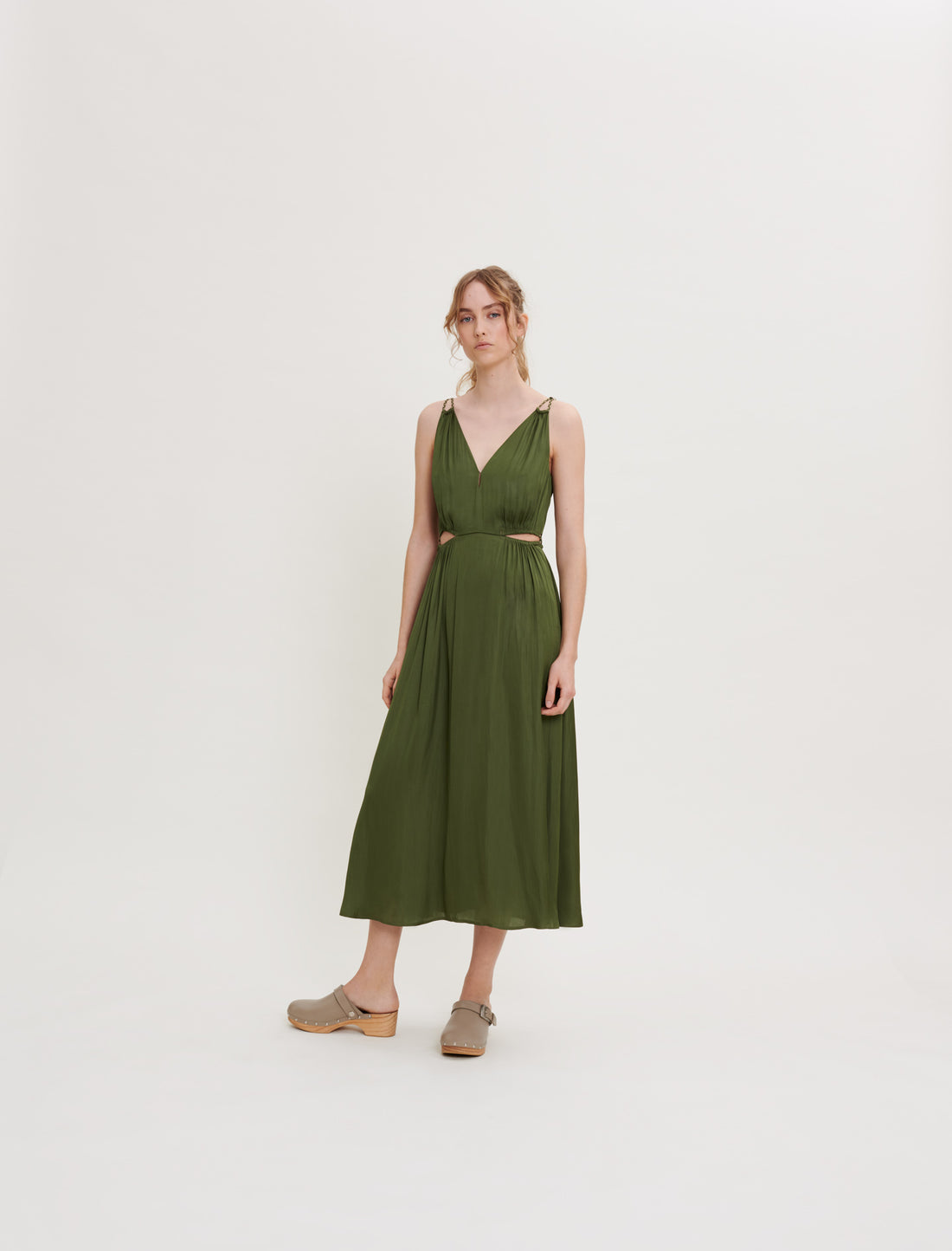 Vestido de raso abierto en la cintura