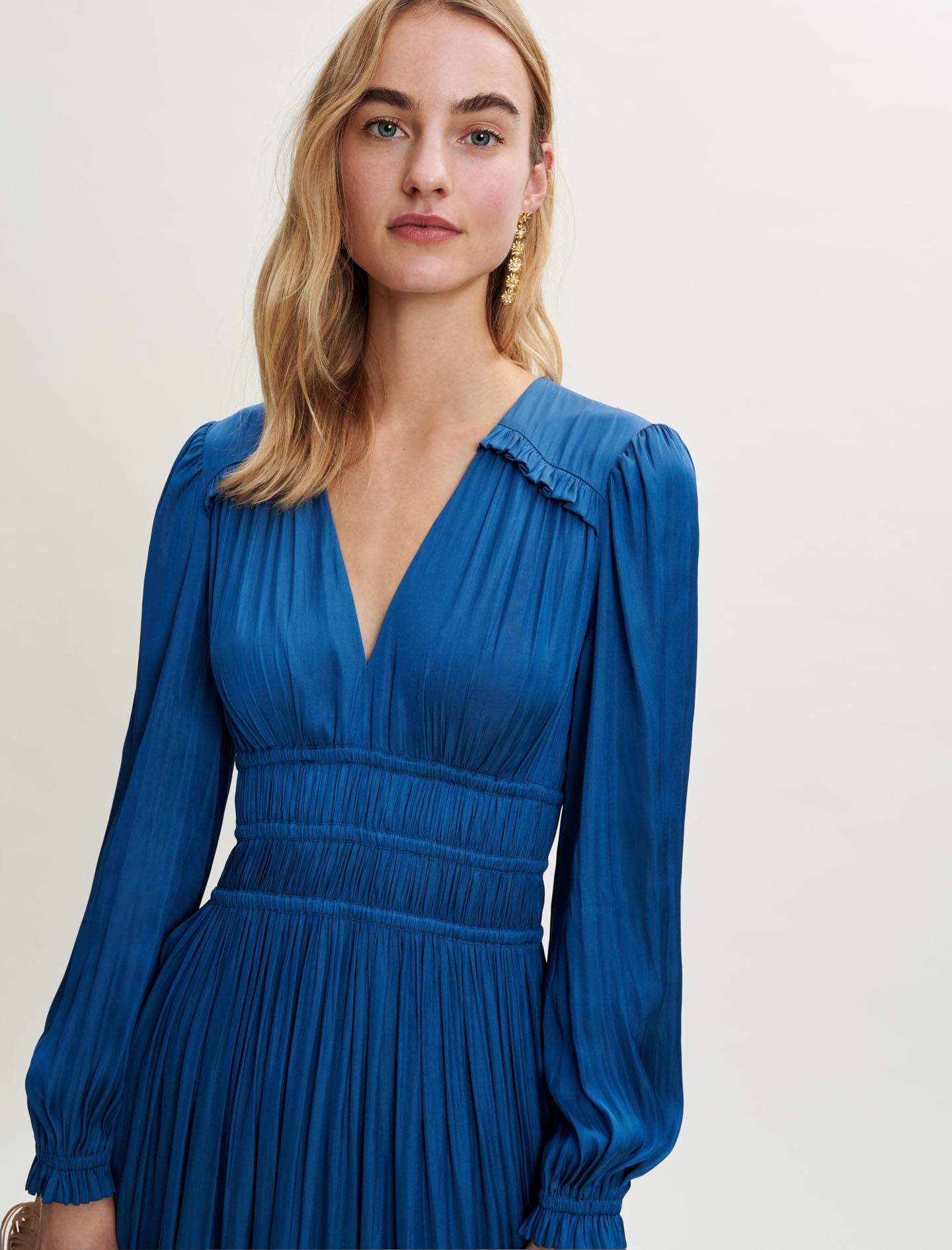 Vestido de raso fruncido en la cintura