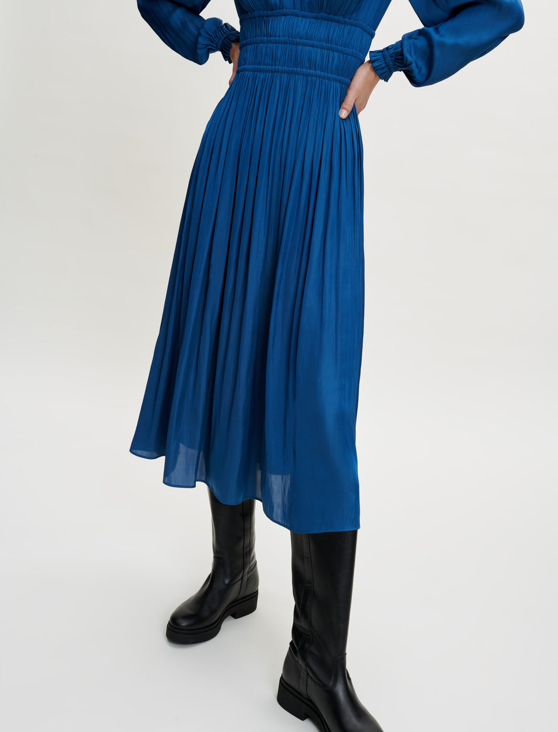 Vestido de raso fruncido en la cintura