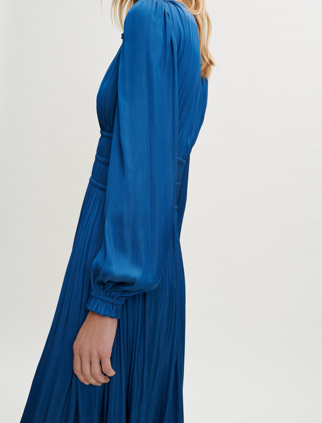 Vestido de raso fruncido en la cintura