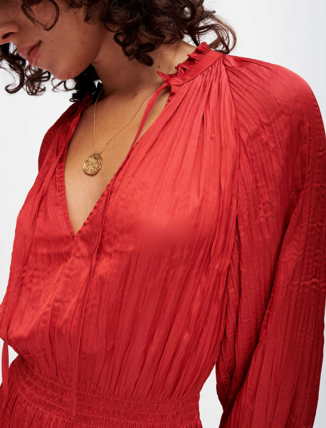 Vestido de raso fluido y plisado