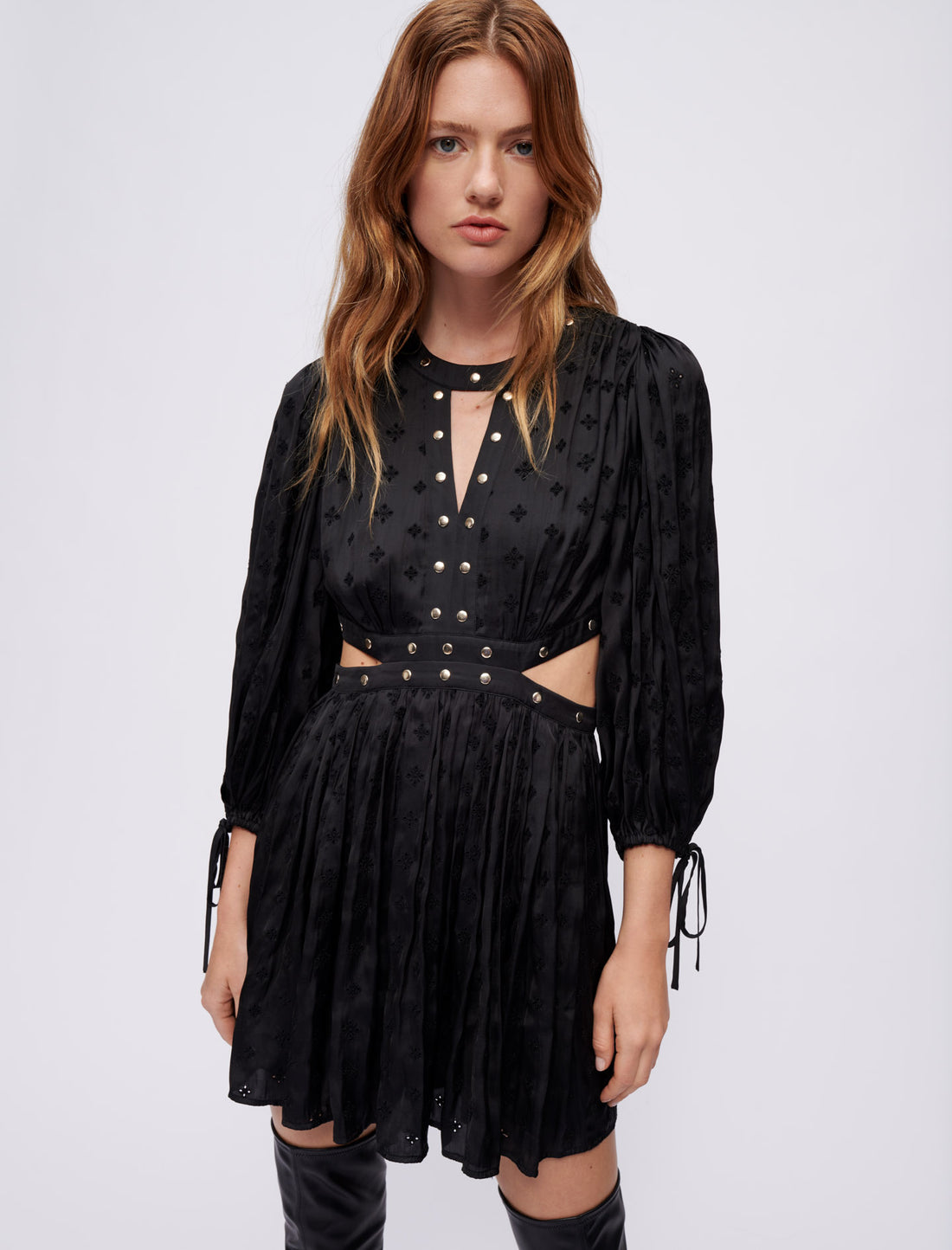 Vestido de raso bordado con tachas
