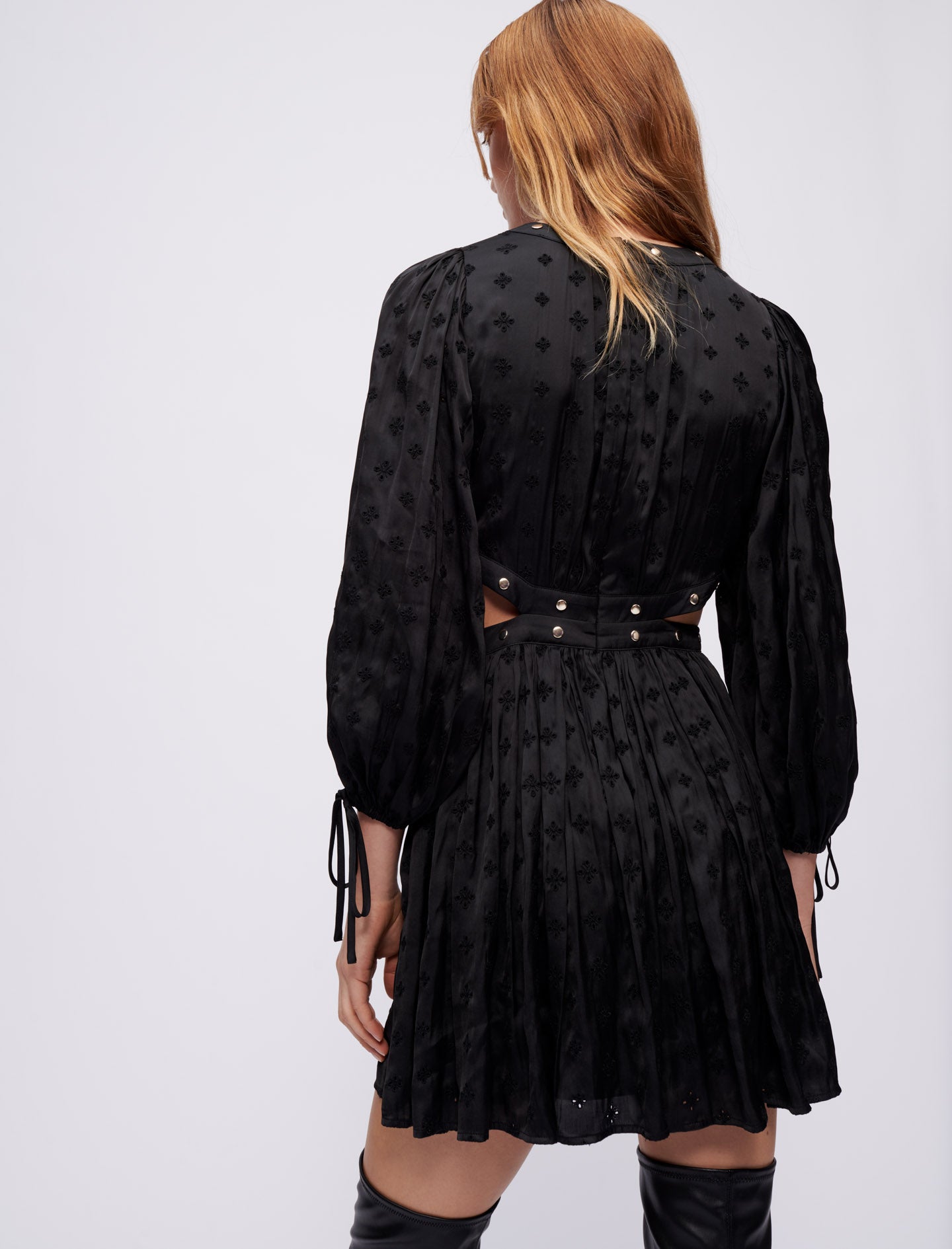 Vestido de raso bordado con tachas