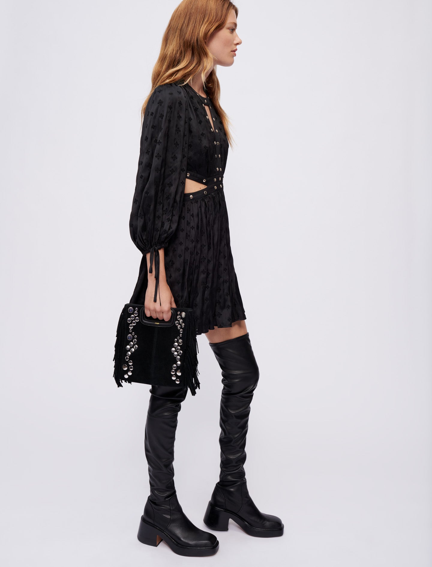 Vestido de raso bordado con tachas