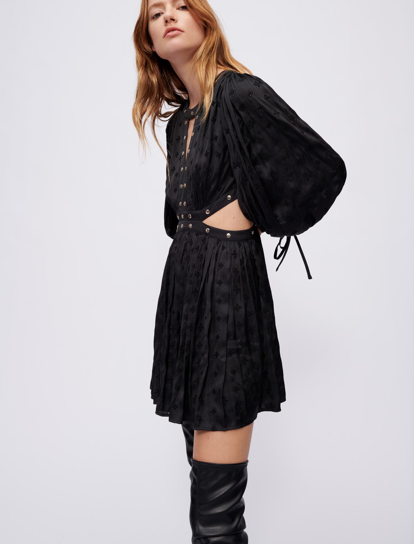 Vestido de raso bordado con tachas