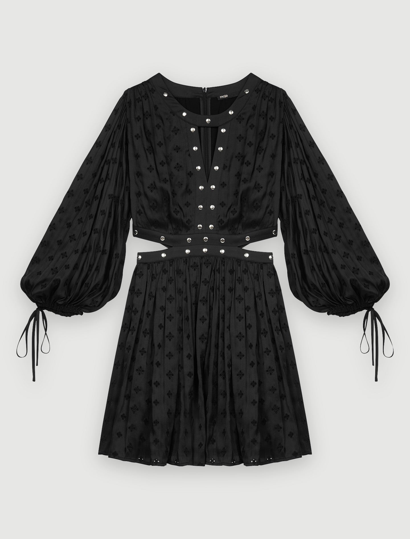 Vestido de raso bordado con tachas