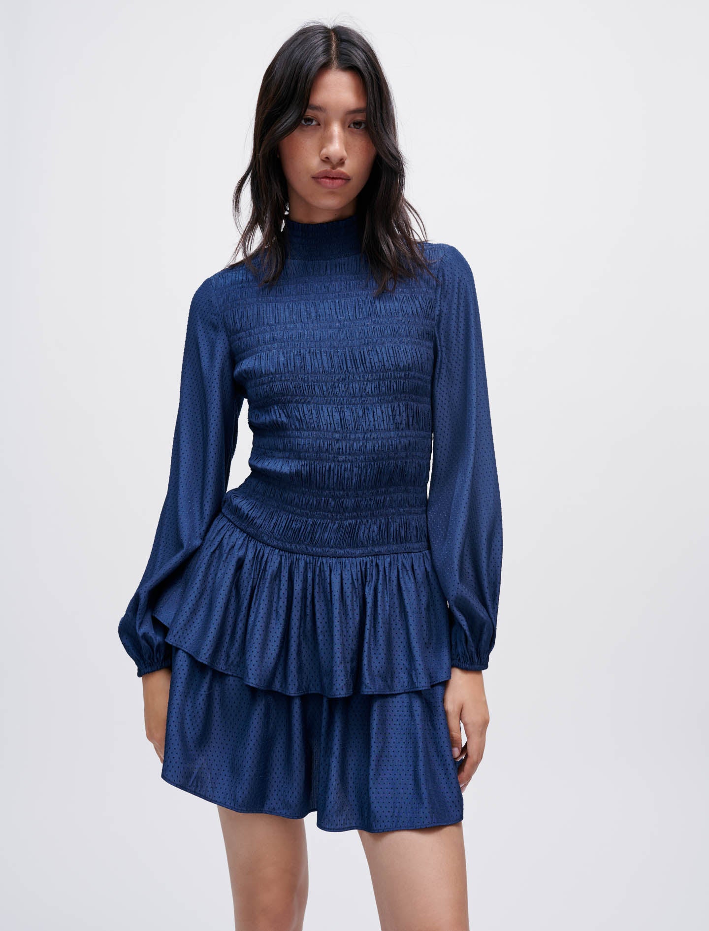 Vestido fruncido, raso fluido y volantes