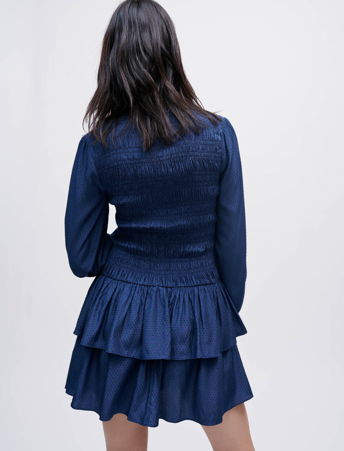 Vestido fruncido, raso fluido y volantes
